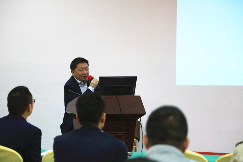 /></p><div>&nbsp;</div><div>&nbsp;</div><div>&nbsp;&nbsp;&nbsp; 王濤教授的講解圖文并茂、旁征博引，讓大家受益匪淺。王濤教授認為，習近平新時代中國特色社會主義思想是報告的靈魂，是報告*大的亮點。十九大是在全面建成小康社會決勝階段、中國特色社會主義發展關鍵時期召開的一次十分重要的大會；是十八大以來的實踐成果、制度成果上升為思想成果的一次重要會議，總結經驗、面向未來，歷史地位格外突出。十九大報告提出系列新理念新思想新戰略，擘畫未來，吸引了無數關注的目光，也寄托著民族夢想，牽動著13億人的情懷。王濤教授詳細為大家介紹了十九大召開的背景，并就十九大的大會主題和內容框架進行了系統梳理，幫助黨員同志們深化對黨的十九大精神的理解和認識。</div><p style=